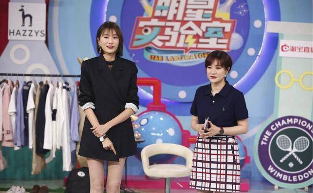 星苹果乐园童颜版:李斯羽现场解读春季养眼穿搭术，打造都市英伦气质风